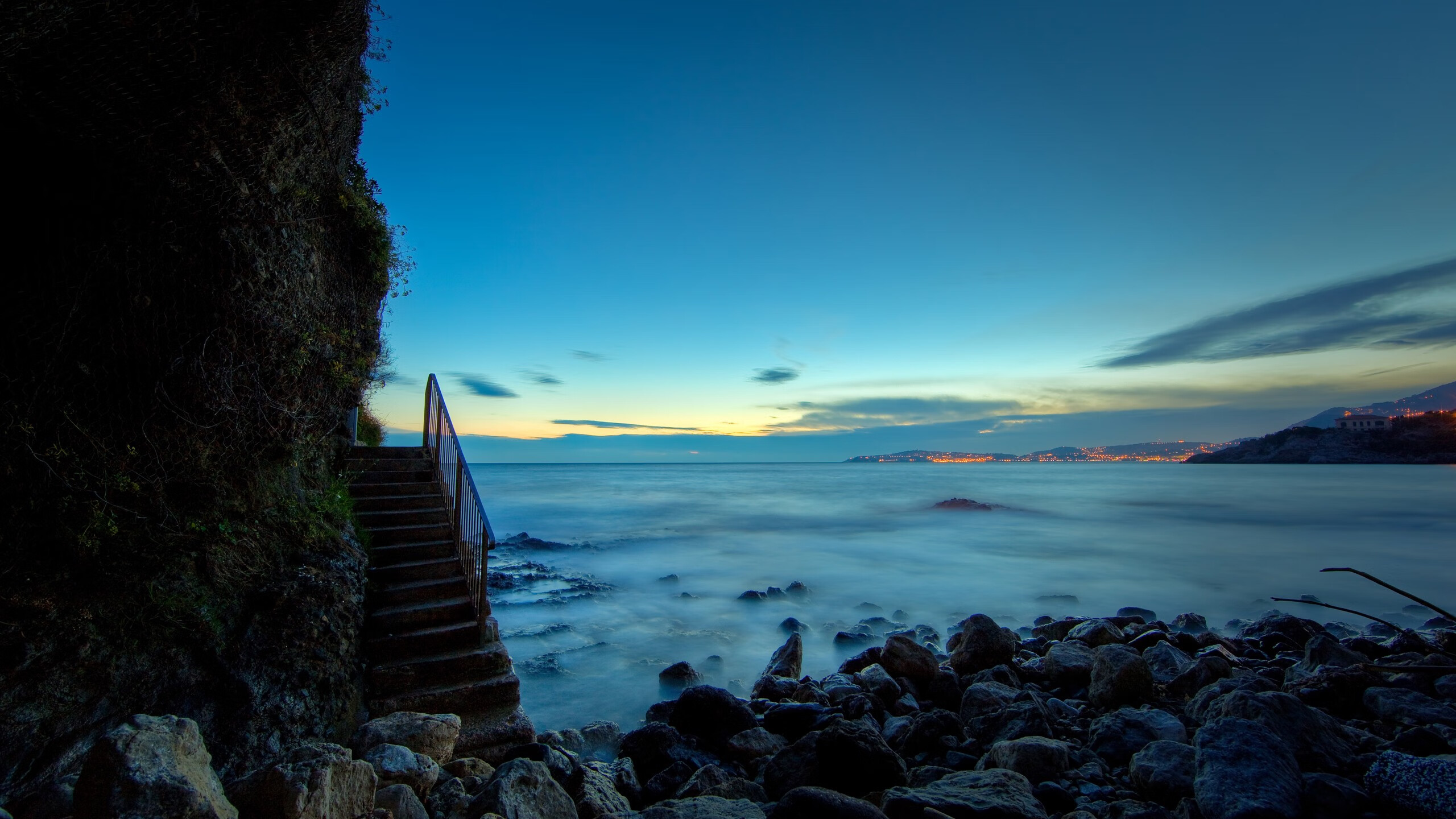 芬兰连续得分压制伊拉克，格列兹曼攻防两端统治，足球赛场上的团队与个人辉煌